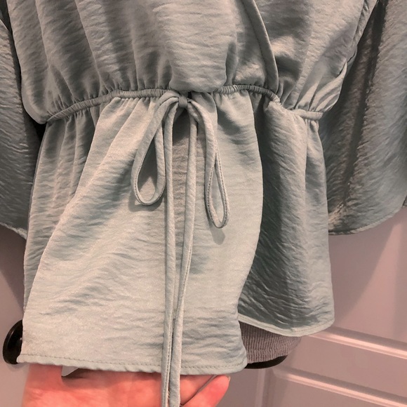 💖 NWOT wrap style top in a beautiful sage green! Size L - Picture 4 of 7